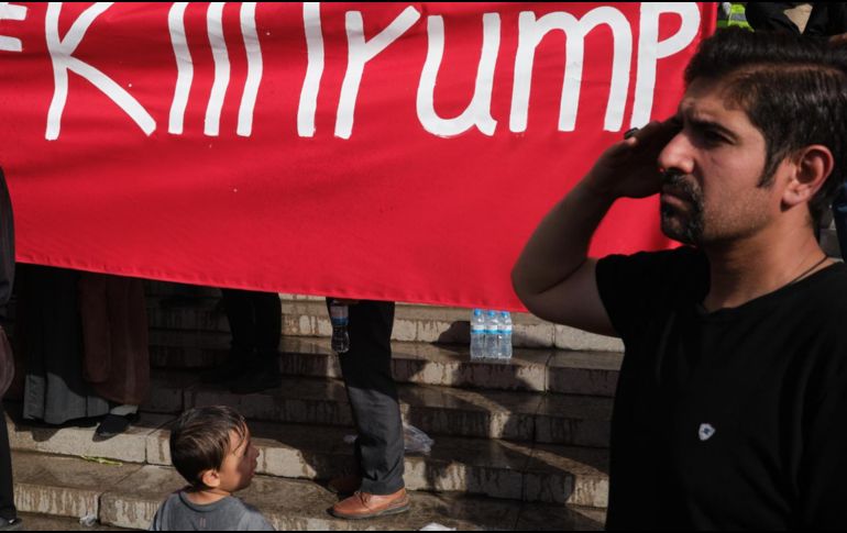 Una pancarta llama a matar al presidente Donald Trump en los funerales del asesinado líder supremo de Irán Alí Jameneí. EFE / Jaime León