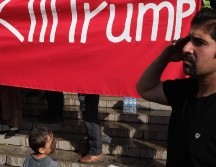 Una pancarta llama a matar al presidente Donald Trump en los funerales del asesinado líder supremo de Irán Alí Jameneí. EFE / Jaime León