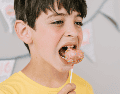 Dedicar el tiempo necesario a cada platillo protegerá tu bienestar integral a largo plazo y mejorará tu relación con la comida en la era del consumo rápido. CANVA