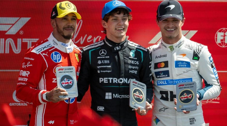 Lewis Hamilton (Ferrari) salió desde la pole position y lideró las primeras vueltas, pero terminó viéndose superado por la potencia del Mercedes de Kimi Antonelli. Lando Norris (McLaren), vigente campeón del mundo británico, fue tercero. AFP