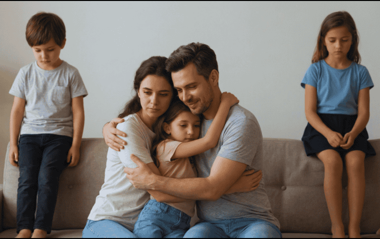 En estas dinámicas tóxicas, el hijo favorito se convierte en un instrumento para cumplir las metas frustradas del adulto, mientras que el resto de los hermanos queda relegado a un segundo plano emocional. ESPECIAL / CANVA