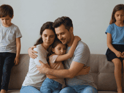 En estas dinámicas tóxicas, el hijo favorito se convierte en un instrumento para cumplir las metas frustradas del adulto, mientras que el resto de los hermanos queda relegado a un segundo plano emocional. ESPECIAL / CANVA