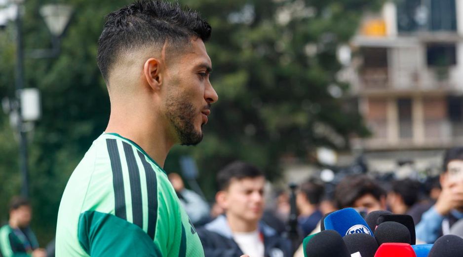El atacante Raúl Jiménez reconoció que el partido frente a Inglaterra representa uno de los compromisos más importantes en la historia reciente del futbol mexicano por lo que está en juego. EFE / S. Gutiérrez