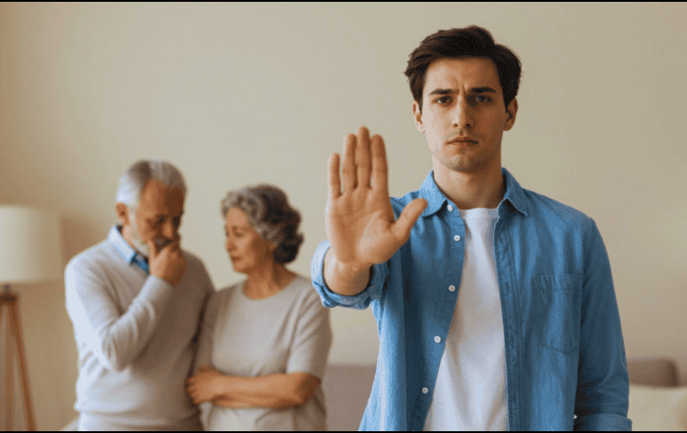 En conclusión, afirman expertos, un hijo puede amar profundamente a sus padres y, al mismo tiempo, decidir reducir el contacto si considera que esa es la manera más saludable de preservar tanto su bienestar. ESPECIAL / CANVA