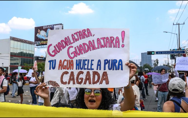 Los manifestantes exigen acciones concretas e inmediatas para mejorar la calidad del agua. EL INFORMADOR/A. Navarro