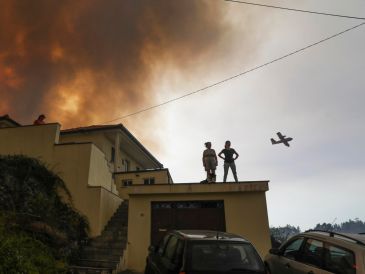 El siniestro fue atendido por más de medio centenar de personas, entre bomberos, miembros de protección civil y personal médico. EFE/P. Cunha