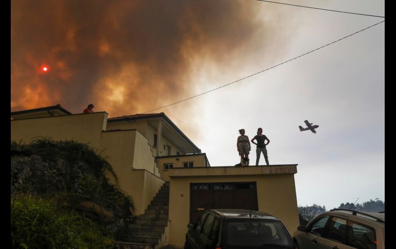 El siniestro fue atendido por más de medio centenar de personas, entre bomberos, miembros de protección civil y personal médico. EFE/P. Cunha