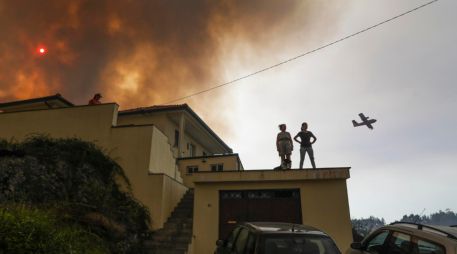 El siniestro fue atendido por más de medio centenar de personas, entre bomberos, miembros de protección civil y personal médico. EFE/P. Cunha