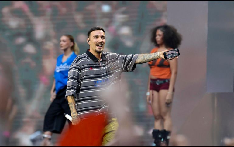 Rels B, el artista español más escuchado fuera de nuestras fronteras en el último año, durante el concierto en el estadio Metropolitano de Madrid, que coincide además con la reciente publicación de su disco más personal, 'love love FLAKK'.-EFE/ V. Lerena