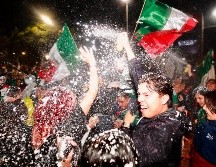 Aficionados de México celebran el triunfo sobre Ecuador el pasado martes, al terminar la transmisión de un partido de dieciseisavos de final del Mundial de la FIFA 2026, en Toluca. EFE/ F. Gutiérrez