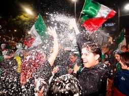 Aficionados de México celebran el triunfo sobre Ecuador el pasado martes, al terminar la transmisión de un partido de dieciseisavos de final del Mundial de la FIFA 2026, en Toluca. EFE/ F. Gutiérrez