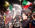 Aficionados de México celebran el triunfo sobre Ecuador el pasado martes, al terminar la transmisión de un partido de dieciseisavos de final del Mundial de la FIFA 2026, en Toluca. EFE/ F. Gutiérrez