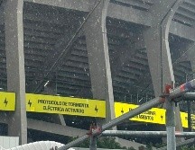 La fuerte lluvia sorprendió a los aficionados que ya habían ingresado al Estadio Ciudad de México. EL INFORMADOR/ P. GALLARDO.