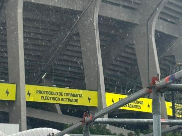 La fuerte lluvia sorprendió a los aficionados que ya habían ingresado al Estadio Ciudad de México. EL INFORMADOR/ P. GALLARDO.