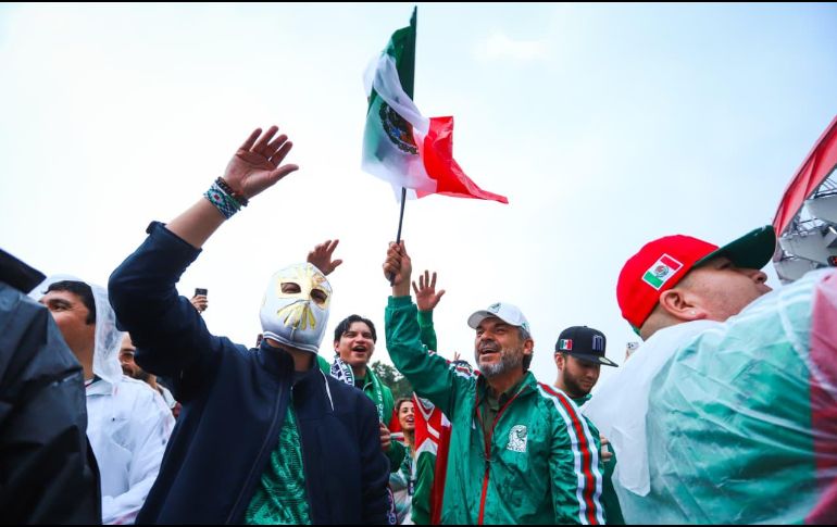 La afición mexicana mantuvo el ambiente festivo pese a la lluvia y el retraso del partido ante Inglaterra. EL INFORMADOR/ J. ACOSTA.