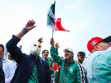 La afición mexicana mantuvo el ambiente festivo pese a la lluvia y el retraso del partido ante Inglaterra. EL INFORMADOR/ J. ACOSTA.