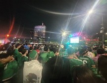 Las miles de playeras verdes que se dieron cita en la guardiana de la ciudad abandoron el monumento, con tal de acabar con un noche que terminó en tristeza para las y los tapatíos. EL INFORMADOR / O. GONZÁLEZ