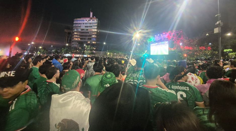 Las miles de playeras verdes que se dieron cita en la guardiana de la ciudad abandoron el monumento, con tal de acabar con un noche que terminó en tristeza para las y los tapatíos. EL INFORMADOR / O. GONZÁLEZ