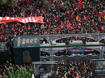 El jueves, finalmente, será enterrado Jameneí en la ciudad sagrada de Mashad, en el noreste del país, en el mausoleo del imán Reza, el octavo imán del chiísmo. EFE/EPA/A. Taherkenareh
