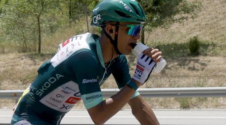 Con apenas tres etapas disputadas en su debut en la Grande Boucle, Isaac del Toro se mantiene entre los hombres fuertes de la clasificación general. EFE / G. Horcajuelo