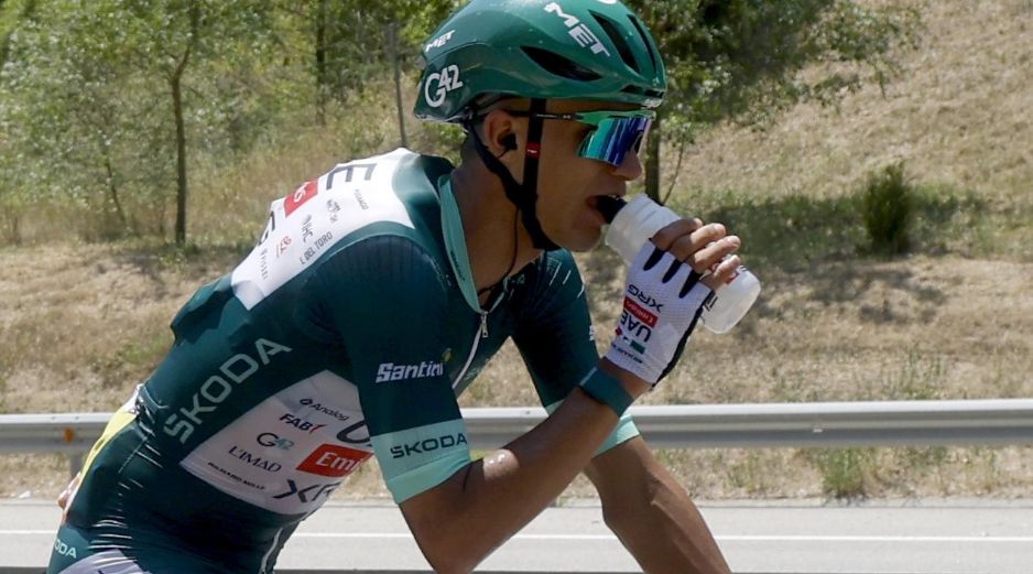 Con apenas tres etapas disputadas en su debut en la Grande Boucle, Isaac del Toro se mantiene entre los hombres fuertes de la clasificación general. EFE / G. Horcajuelo