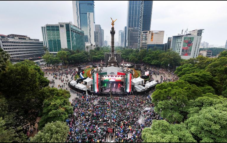 Aficionados en el Ángel de la Independencia previo al partido entre México e Inglaterra el domingo 5 de julio. EFE/T. Pérez