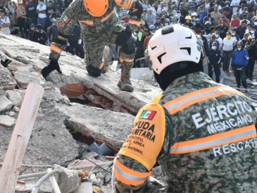 Voluntarios y rescatistas trabajan en un edificio derrumbado por el doble terremoto en Catia La Mar, Venezuela. ESPECIAL/X/ @Defensamx1