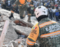 Voluntarios y rescatistas trabajan en un edificio derrumbado por el doble terremoto en Catia La Mar, Venezuela. ESPECIAL/X/ @Defensamx1