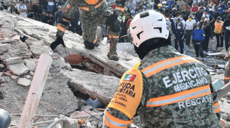 Voluntarios y rescatistas trabajan en un edificio derrumbado por el doble terremoto en Catia La Mar, Venezuela. ESPECIAL/X/ @Defensamx1