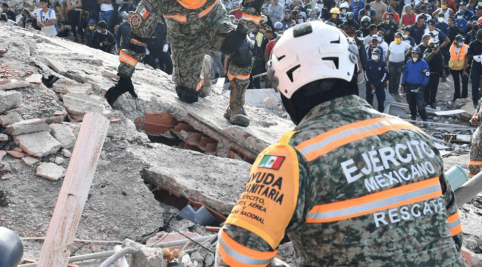 Voluntarios y rescatistas trabajan en un edificio derrumbado por el doble terremoto en Catia La Mar, Venezuela. ESPECIAL/X/ @Defensamx1