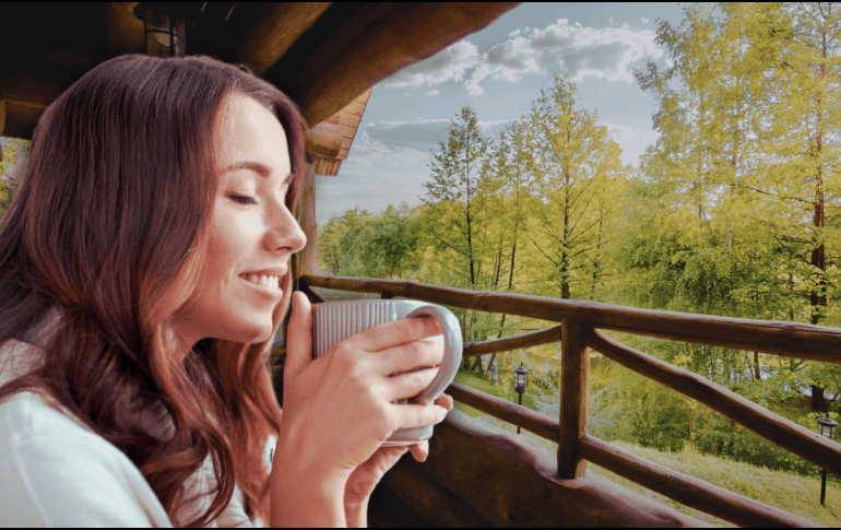 Los especialistas en salud mental sugieren enfocar la atención plena en los sentidos físicos durante actividades simples, como saborear un café matutino o caminar por un parque cercano. ESPECIAL / CANVA
