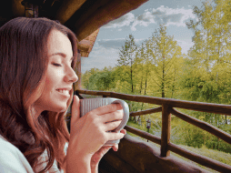 Los especialistas en salud mental sugieren enfocar la atención plena en los sentidos físicos durante actividades simples, como saborear un café matutino o caminar por un parque cercano. ESPECIAL / CANVA