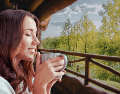 Los especialistas en salud mental sugieren enfocar la atención plena en los sentidos físicos durante actividades simples, como saborear un café matutino o caminar por un parque cercano. ESPECIAL / CANVA