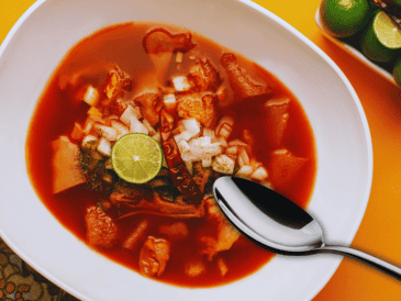 En el Mercado Libertad se puede encontrar desde un reconfortante plato de menudo rojo hasta las clásicas y picantes tortas ahogadas tapatías. ESPECIAL / CANVA