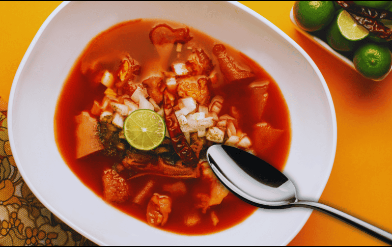 En el Mercado Libertad se puede encontrar desde un reconfortante plato de menudo rojo hasta las clásicas y picantes tortas ahogadas tapatías. ESPECIAL / CANVA