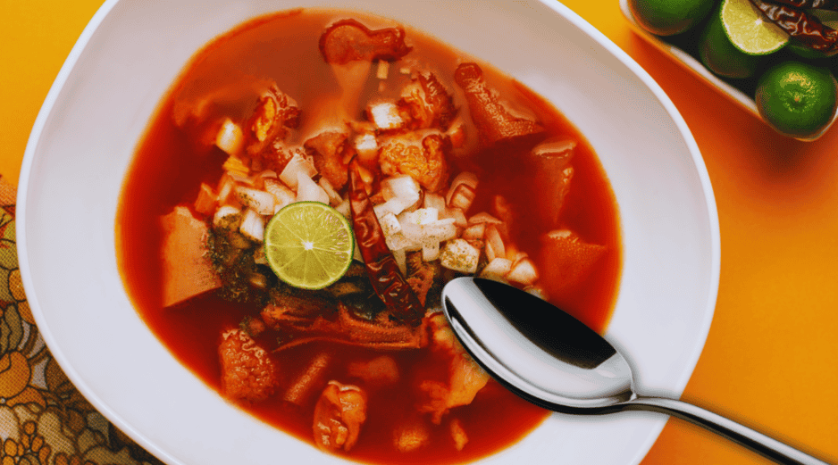 En el Mercado Libertad se puede encontrar desde un reconfortante plato de menudo rojo hasta las clásicas y picantes tortas ahogadas tapatías. ESPECIAL / CANVA