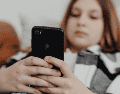 Las autoridades universitarias sugieren a los padres de familia y a las instituciones educativas la adopción de estrategias prácticas de control ambiental. ESPECIAL/Canva
