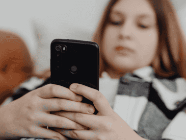 Las autoridades universitarias sugieren a los padres de familia y a las instituciones educativas la adopción de estrategias prácticas de control ambiental. ESPECIAL/Canva