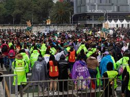 Personal de Seguridad cierra temporalmente el acceso al Ángel de la Independencia, en un filtro instalado a la altura de la Glorieta del Ahuehuete. SUN/H. Salvador
