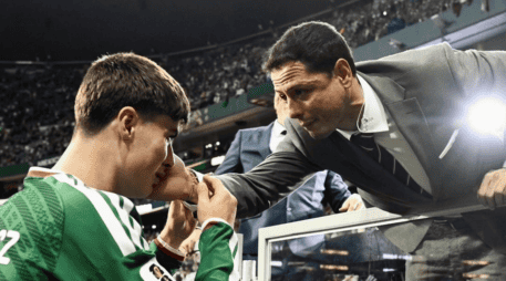 Javier Hernández le extiende la mano y le dedica unas palabras de apoyo al joven promesa. X/@hardchivaspix