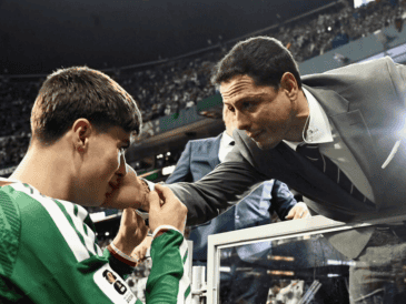 Javier Hernández le extiende la mano y le dedica unas palabras de apoyo al joven promesa. X/@hardchivaspix