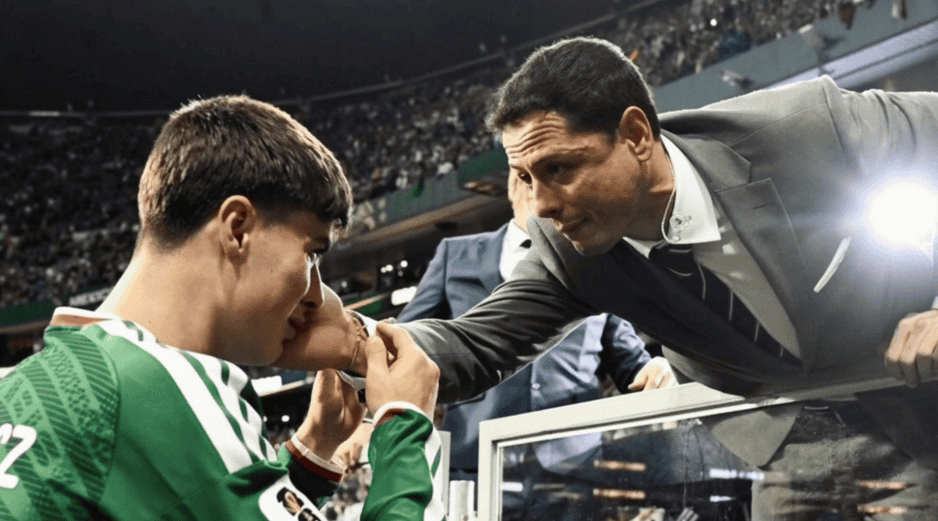 Javier Hernández le extiende la mano y le dedica unas palabras de apoyo al joven promesa. X/@hardchivaspix