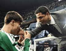 Javier Hernández le extiende la mano y le dedica unas palabras de apoyo al joven promesa. X/@hardchivaspix