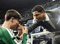 Javier Hernández le extiende la mano y le dedica unas palabras de apoyo al joven promesa. X/@hardchivaspix