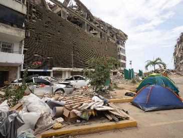 Fotografía que muestra un edificio de las residencias Belo Horizonte en estado de colapso en Catia La Mar, Venezuela. EFE/ R. Peña