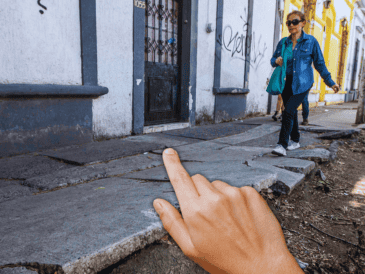 La normativa municipal exige que los habitantes realicen el aseo diario de su banqueta sin excepción. EL INFORMADOR / ARCHIVO