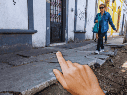 La normativa municipal exige que los habitantes realicen el aseo diario de su banqueta sin excepción. EL INFORMADOR / ARCHIVO