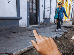 La normativa municipal exige que los habitantes realicen el aseo diario de su banqueta sin excepción. EL INFORMADOR / ARCHIVO