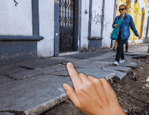 La normativa municipal exige que los habitantes realicen el aseo diario de su banqueta sin excepción. EL INFORMADOR / ARCHIVO