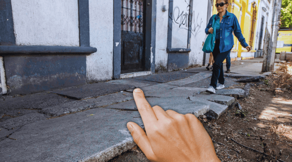 La normativa municipal exige que los habitantes realicen el aseo diario de su banqueta sin excepción. EL INFORMADOR / ARCHIVO